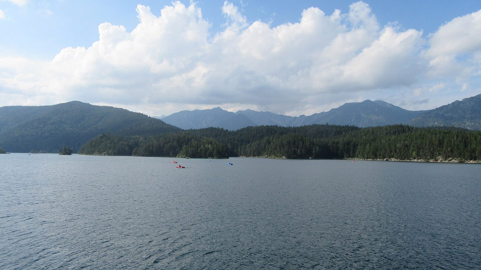 Der türkise Eibsee mit der Zugspitze im Hintergrund