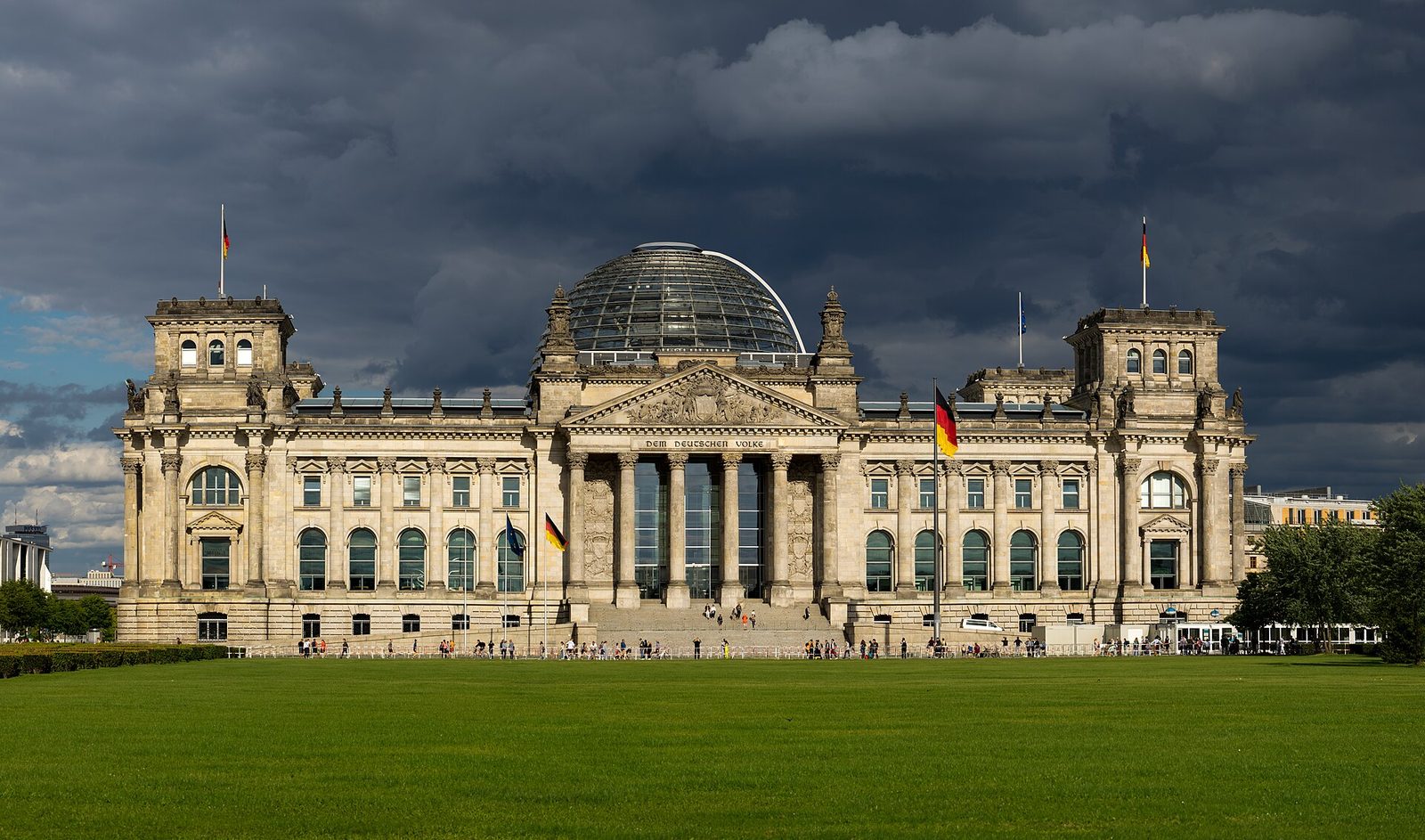Das Reichstagsgebäude in Berlin von Westen mit gläserner Kuppel und der Inschrift 'Dem deutschen Volke'