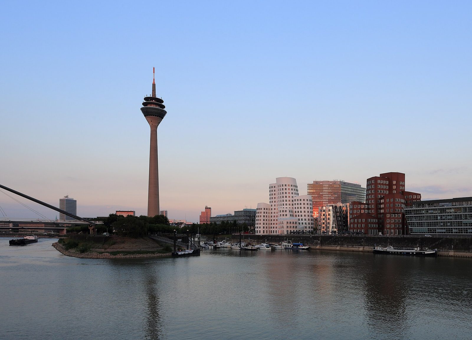 Düsseldorfer Medienhafen mit Rheinturm zur goldenen Stunde