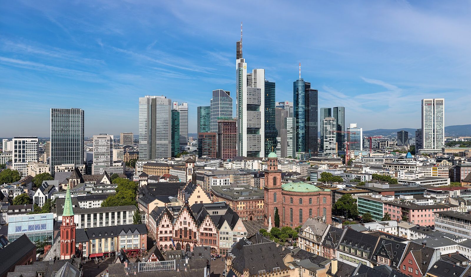 Blick über die Frankfurter Altstadt mit Römer und Paulskirche auf die Hochhaus-Skyline