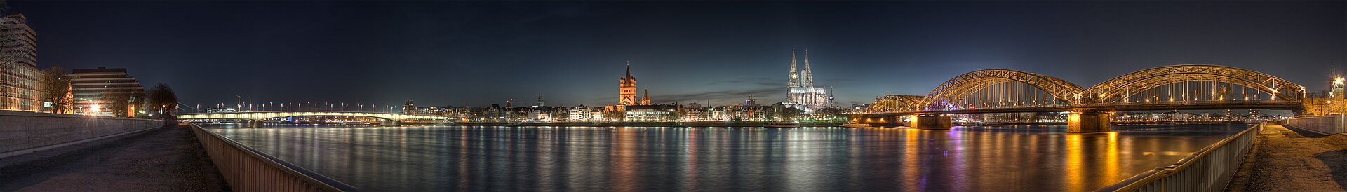 Kölner Altstadt mit Dom und Hohenzollernbrücke in der Dämmerung