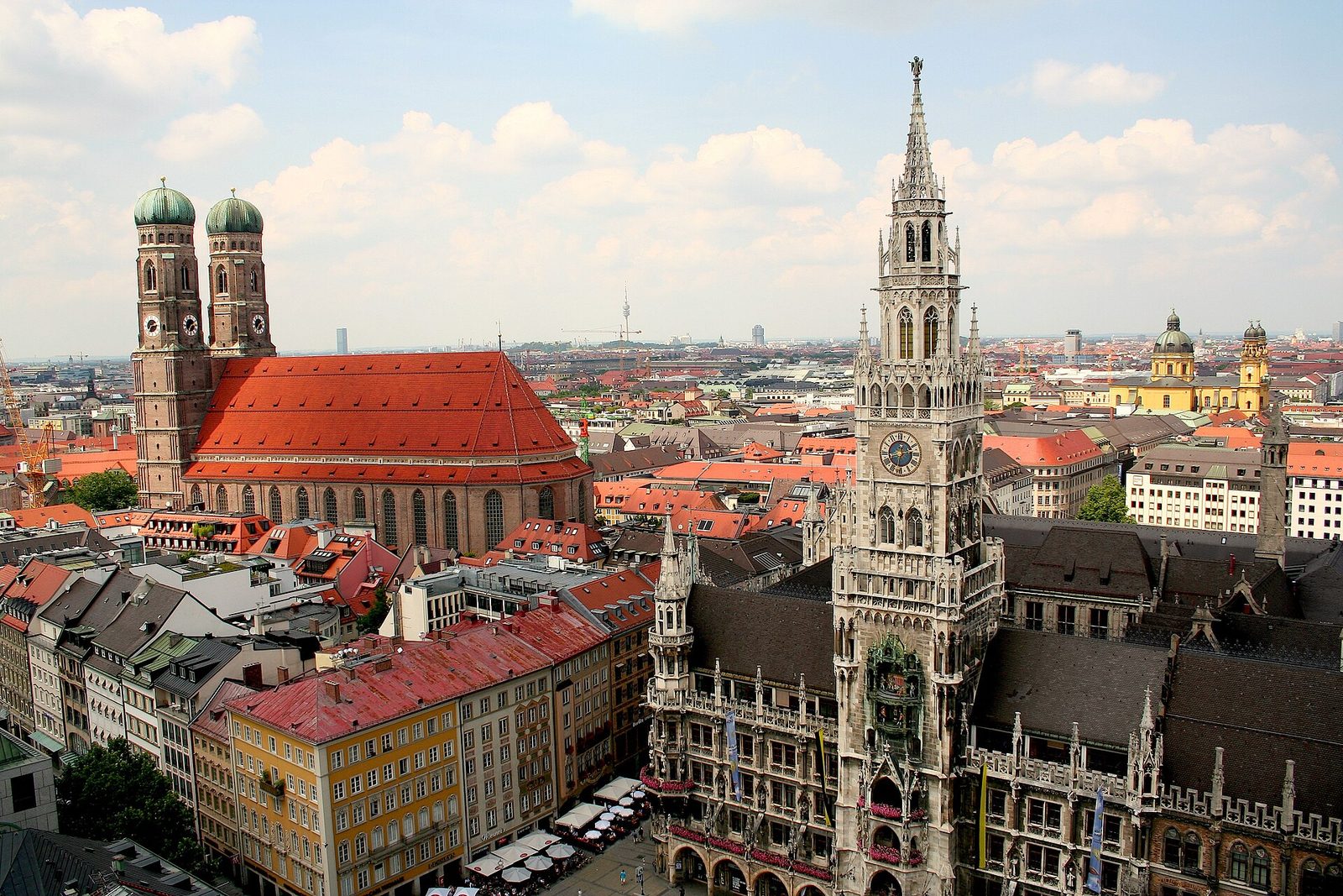 Panorama der Münchner Altstadt mit Neuem Rathaus und Frauenkirche